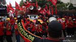 Buruh Geruduk Kemnaker Tuntut Kenaikan UMP 10 Persen