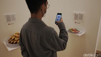 Replika kue ini menarik perhatian pengunjung untuk diabadikan.
