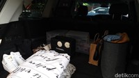 Ketika ditemui detikcom, di bagian dalam mobilnya terdapat beberapa kebutuhan aktivitasnya. Terlihat goodie bag brand mewah Chanel dan sepatu adidas putih di bagian belakang mobil. (Foto: Pingkan/detikhot) 