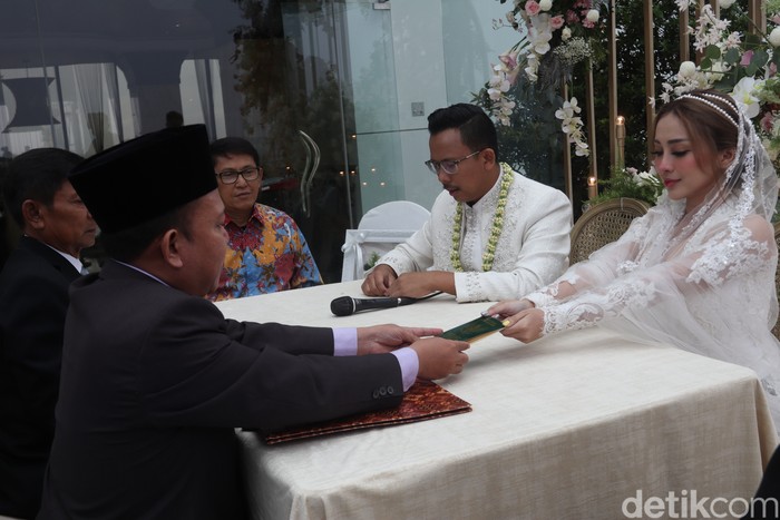Cupi Cupita Cupi Cupita menikah dengan Bintang Hari Bagus pada Jumat (19/11/2021) di Trans Hotel, Bandung.