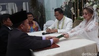 Cupi Cupita menikah di Trans Hotel Bandung. (Foto: Wisma Putra/detikcom) 