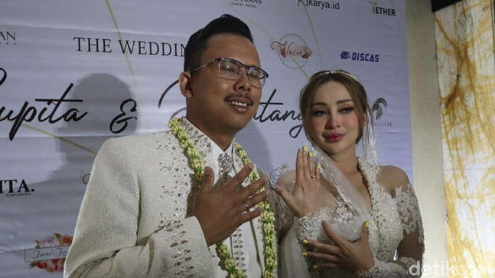 Cupi Cupita menikah dengan Bintang Hari Bagus pada Jumat (19/11/2021) di Trans Hotel, Bandung.