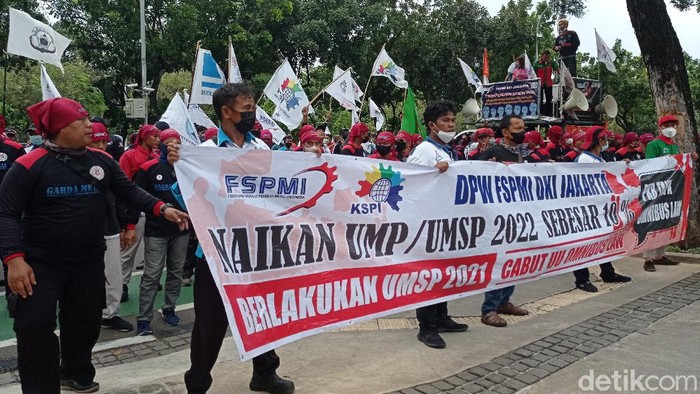Demo buruh di Balai Kota DKI.