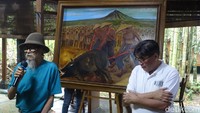 Para pemuda itu memakai caping dan membawa tombak. Mereka menusuk celeng di bagian belakang untuk bisa membunuh celeng.  Foto: Jauh Hari Wawan S/ detikcom