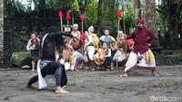 Sindhunata mengatakan lukisan Berburu Celeng Merapi yang diserahkan ke Museum Anak Bajang digunakan sebagai bahan refleksi untuk orang-orang agar nafsu angkara celeng bisa musnah.  Foto: Jauh Hari Wawan S/ detikcom