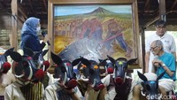 Kini lukisan Berburu Celeng Merapi dihibahkan kepada Museum Anak Bajang disertai dengan perfomans yang menarik hari ini. Foto: Jauh Hari Wawan S/ detikcom