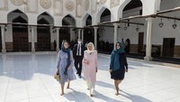 Camilla mendampingi Pangeran Charles saat berkunjung ke Masjid Al Azhar, Kairo (18/11/2021).