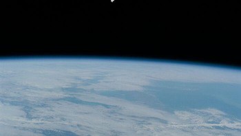 Tiga dari paket udara yang ditemukan di reruntuhan bencana Challenger diaktifkan, yang berarti setidaknya satu astronot masih hidup sampai ke laut. Foto: Reddit via Bored Panda