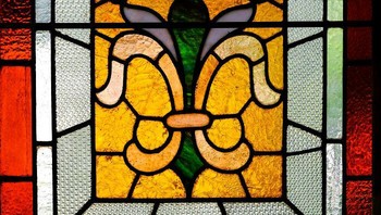 Urine digunakan untuk menjadi bahan dalam kaca patri. Foto: Reddit via Bored Panda