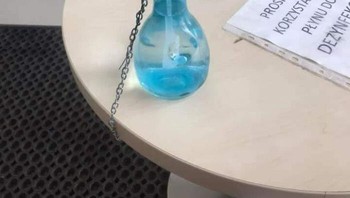 Apakah cairan ini begitu berharga sehingga sampai harus dirantai? Foto: Bored Panda