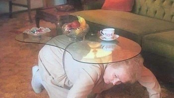 Ini bercanda atau benar demikian? Kasihan sang nenek. Foto: Bored Panda