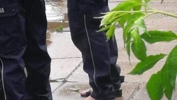 Polisi pria kok memakai sepatu wanita? Foto: Bored Panda