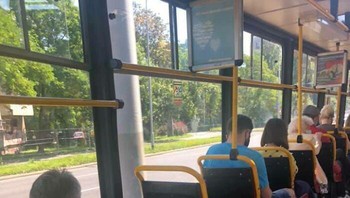 Kursinya terlihat berbeda dari kursi lainnya. Foto: Bored Panda