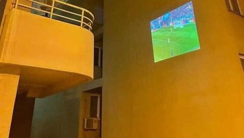Kalau ini sebenarnya bagus juga idenya, biar nonton bola bisa lebih lapang dengan memanfaatkan tembok apartemen di depan. Foto: Bored Panda