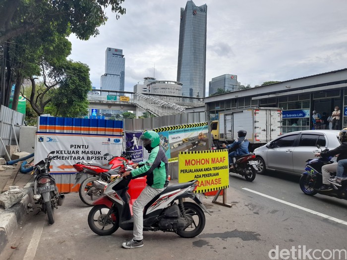 Galian di depan BPJS Ketenagakerjaan, Jl Gatsu, Jaksel, bikin macet. 19 November 2021 siang. (Marteen Ronaldo/detikcom)