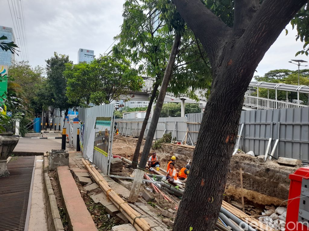 Galian di depan BPJS Ketenagakerjaan, Jl Gatsu, Jaksel, bikin macet. 19 November 2021 siang. (Marteen Ronaldo/detikcom)