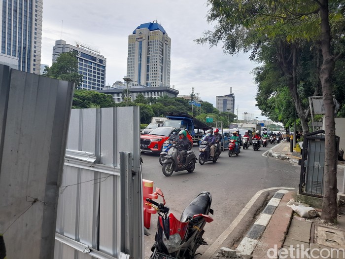 Galian di depan BPJS Ketenagakerjaan, Jl Gatsu, Jaksel, bikin macet. 19 November 2021 siang. (Marteen Ronaldo/detikcom)