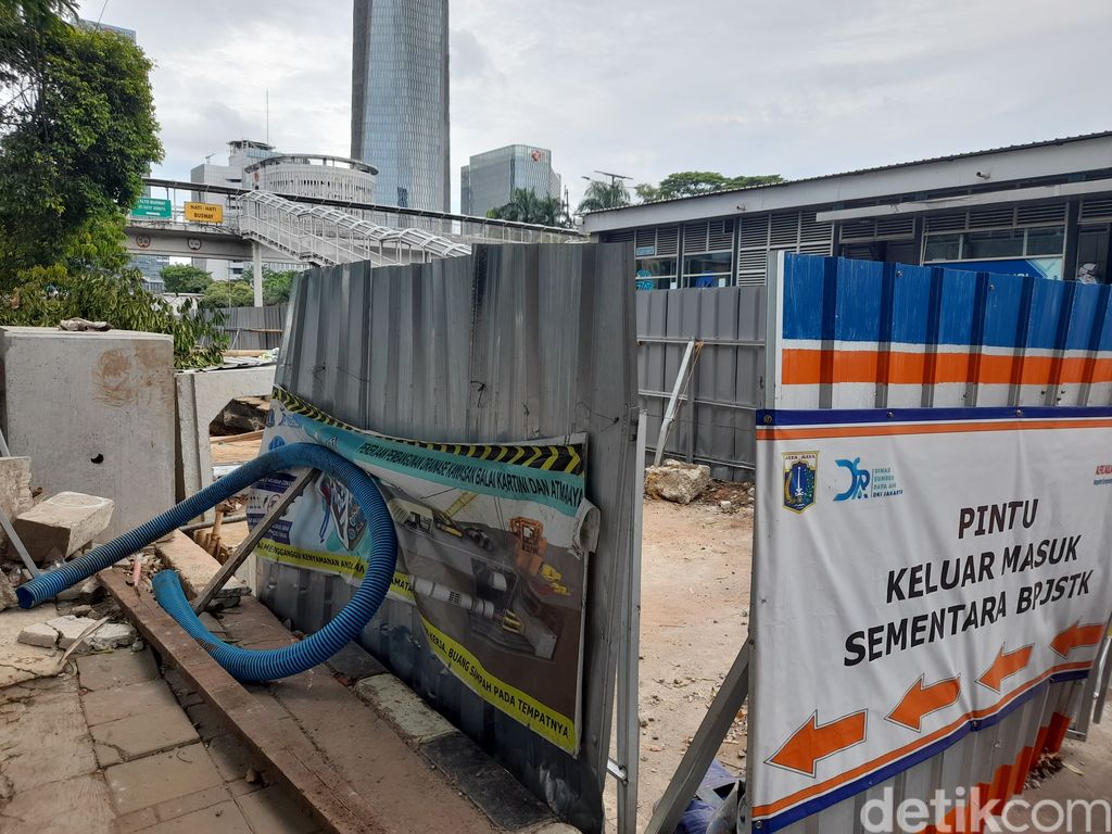 Galian di depan BPJS Ketenagakerjaan, Jl Gatsu, Jaksel, bikin macet. 19 November 2021 siang. (Marteen Ronaldo/detikcom)