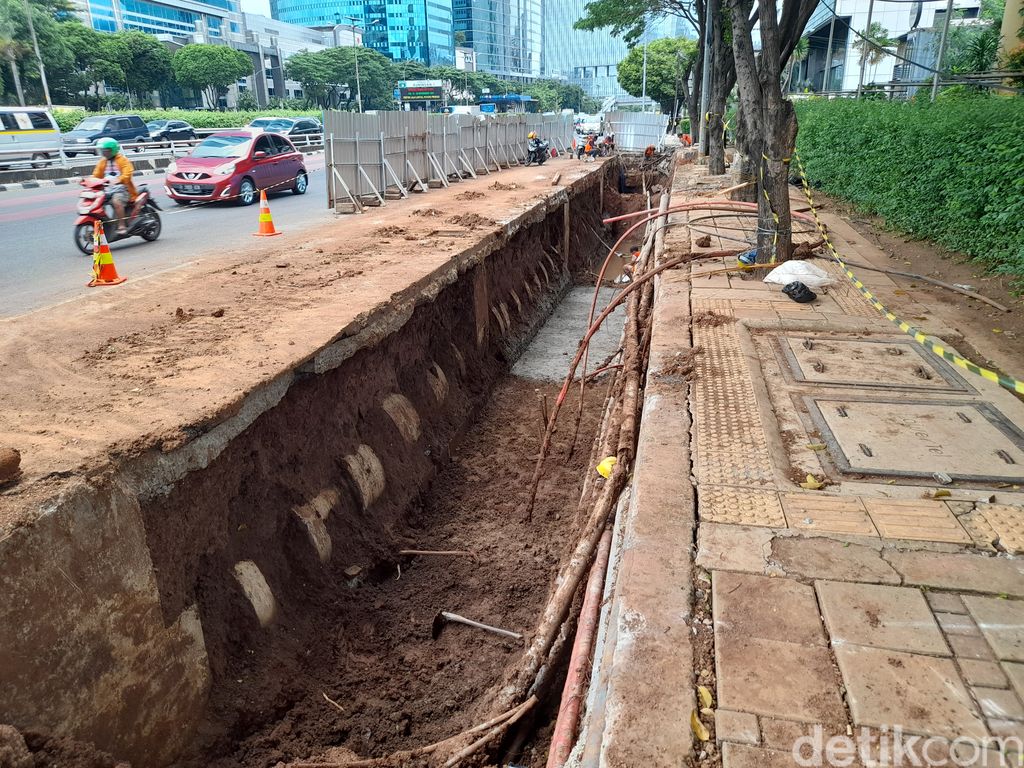 Galian di depan Disdik DKI Jakarta, Jl Gatsu, 19 November 2021. (Marteen Ronaldo/detikcom)