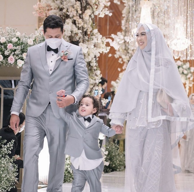 Saat menghadiri acara pernikahan, Shindy tampil bersama sang suami yang juga berprofesi sebagai dokter, dr. Arif Rahman dan buah hati mereka, Yusuf Habibie Abdullah. Foto: Dok. Instagram @irnalaperleofficial.