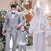 Saat menghadiri acara pernikahan, Shindy tampil bersama sang suami yang juga berprofesi sebagai dokter, dr. Arif Rahman dan buah hati mereka, Yusuf Habibie Abdullah. Foto: Dok. Instagram @irnalaperleofficial.