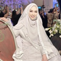 Dalam rangkaian acara pernikahan Ria Ricis, dr. Shindy memakai dress dari Irna Perle Official, karya perancang busana Irna Mutiara. Shindy memakai veil wedding, hijab syari dan dress dengan layering look warna silver. Penampilannya langsung mendapatkan pujian dari warganet. Cantiik banget ka MasyaAllah 😍,puji akun @adindaamiraa. Barbie hidup, puji akun @hanaa_nhha12. Masya Allah cantiknya dokter shindy❤️ @dr.shindyputri_, ucap @fitrh_22. Foto: Dok. Instagram @dr.shindyputri_.
