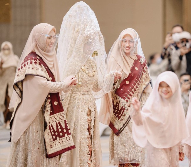 Ria Ricis dan Teuku Ryan menggelar resepsi di InterContinental Jakarta, Sabtu (13/11/2021). Sehari sebelumnya, sejoli ini meresmikan hubungan mereka dalam prosesi akad nikah di lokasi yang sama. Kakak Ria Ricis, dr. Shindy dan Oki Setiana Dewi turut bahagia saat menemani sang adik naik pelaminan. Foto: Dok. Instagram @dr.shindyputri_.