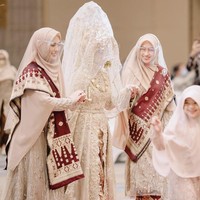 Ria Ricis dan Teuku Ryan menggelar resepsi di InterContinental Jakarta, Sabtu (13/11/2021). Sehari sebelumnya, sejoli ini meresmikan hubungan mereka dalam prosesi akad nikah di lokasi yang sama. Kakak Ria Ricis, dr. Shindy dan Oki Setiana Dewi turut bahagia saat menemani sang adik naik pelaminan. Foto: Dok. Instagram @dr.shindyputri_.