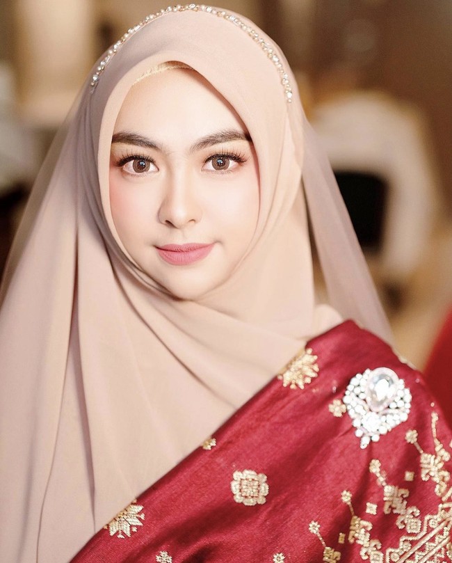 Dokter Shindy juga populer di media sosial. Di akun Youtubenya ia kerap membuat konten edukasi kecantikan dan daily vlog. Selain itu ia juga kerap menjadi bintang tamu dan narasumber berbagai acara televisi. Foto: Dok. Instagram @dr.shindyputri_.