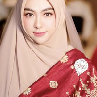 Dokter Shindy juga populer di media sosial. Di akun Youtubenya ia kerap membuat konten edukasi kecantikan dan daily vlog. Selain itu ia juga kerap menjadi bintang tamu dan narasumber berbagai acara televisi. Foto: Dok. Instagram @dr.shindyputri_.