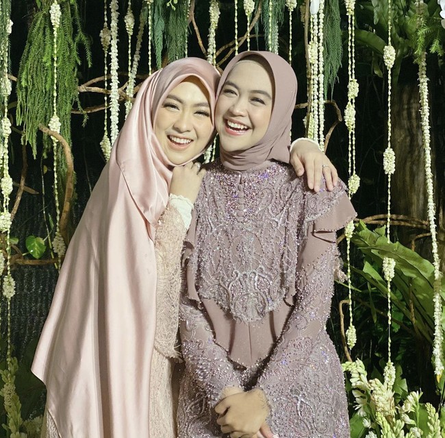 Wanita kelahiran 28 April 1993 ini merupakan lulus S-1 dan S-2 di Universitas Veteran Jakarta. Selain menjadi dokter dan pengisi acara, Shindy juga kerap menjadi brand ambasador berbagai brand dan menerima endorse. Foto: Dok. Instagram @dr.shindyputri_.