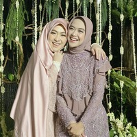 Wanita kelahiran 28 April 1993 ini merupakan lulus S-1 dan S-2 di Universitas Veteran Jakarta. Selain menjadi dokter dan pengisi acara, Shindy juga kerap menjadi brand ambasador berbagai brand dan menerima endorse. Foto: Dok. Instagram @dr.shindyputri_.