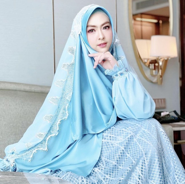 Saat acara pengajian jelang pernikahan sang adik, dr. Shindy memakai blue beaded dress rancangan Irna Mutiara, Irna Perle Official. Ditambah dengan veil dengan detail brokat yang anggun.  Foto: Dok. Instagram @dr.shindyputri_.