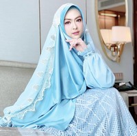 Saat acara pengajian jelang pernikahan sang adik, dr. Shindy memakai blue beaded dress rancangan Irna Mutiara, Irna Perle Official. Ditambah dengan veil dengan detail brokat yang anggun.  Foto: Dok. Instagram @dr.shindyputri_.