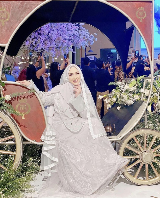 Konsep pernikahan Ria Ricis bak di negeri dongeng, Shindy pun tampak berpose duduk di kereta kuda. Ia pun mengaku belum bisa move on dari acara pernikahan sang adik. Masii kebawa suasana resepsi di Negri Dongeng!🥰. Happy selamanyaa icis mungilkuu😘!! @riaricis1795, tulis @dr.shindyputri_. Foto: Dok. Instagram @dr.shindyputri_.