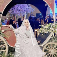 Konsep pernikahan Ria Ricis bak di negeri dongeng, Shindy pun tampak berpose duduk di kereta kuda. Ia pun mengaku belum bisa move on dari acara pernikahan sang adik. Masii kebawa suasana resepsi di Negri Dongeng!🥰. Happy selamanyaa icis mungilkuu😘!! @riaricis1795, tulis @dr.shindyputri_. Foto: Dok. Instagram @dr.shindyputri_.