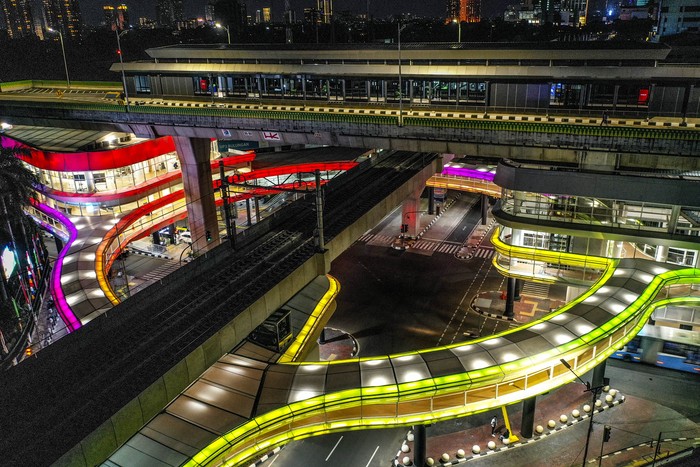 Foto udara jembatan layang (skybridge) penghubung Stasiun MRT Asean dan Halte Transjakarta CSW di Jakarta, Rabu (11/8/2021). Skybridge penghubung transportasi MRT Jakarta dan Transjakarta Koridor 13 itu akan memiliki sistem pembayaran tiket terintegrasi yang disiapkan melalui Jak Lingko. ANTARA FOTO/Hafidz Mubarak A/aww.