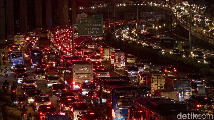Gemerlap Cahaya Kota di Balik Cakrawala Gemerlap Cahaya Kota di Balik Cakrawala
