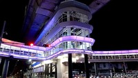 Kini fasilitas umum pun bermandi cahaya nan indah. Tak jarang jembatan penyebrangan umum menjadi lokasi berfoto yang begitu diburu warga.