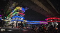 Halte CSW yang terintegrasi dengan sejumlah transportasi seperti Transjakarta, MRT dan angkutan pengumpang kini nampak cantik dengan bermandikan lampu warna-warni. ANTARA FOTO/Aprillio Akbar