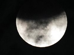 Penampakan Gerhana Bulan Sebagian, Sungguh Menawan