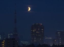Penampakan Gerhana Bulan Sebagian, Sungguh Menawan