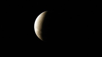 Gerhana Bulan sebagian di Asuncion, Paraguay. Foto: Associated Press