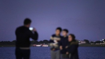 Gerhana Bulan sebagian di Asuncion dinantikan oleh para warga di sana. Foto: Associated Press