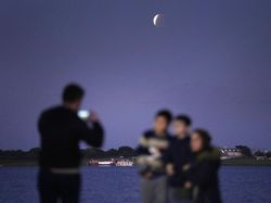 Penampakan Gerhana Bulan Sebagian, Sungguh Menawan