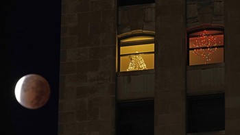 Gerhana Bulan sebagian di kota Kansas, Amerika Serikat. Foto: Associated Press