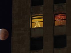 Penampakan Gerhana Bulan Sebagian, Sungguh Menawan