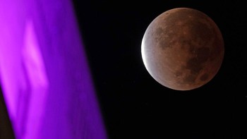 Ini juga pemandangan gerhana Bulan sebagian di Kansas. Foto: Associated Press