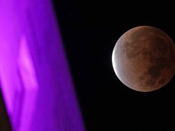 Penampakan Gerhana Bulan Sebagian, Sungguh Menawan