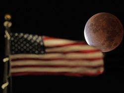 Penampakan Gerhana Bulan Sebagian, Sungguh Menawan